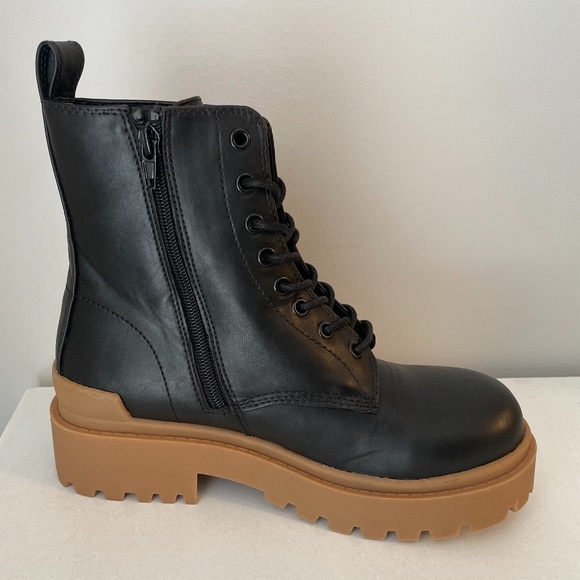 NWOT Urban Outfitters Brody Boot In Black - Picture 3 of 5